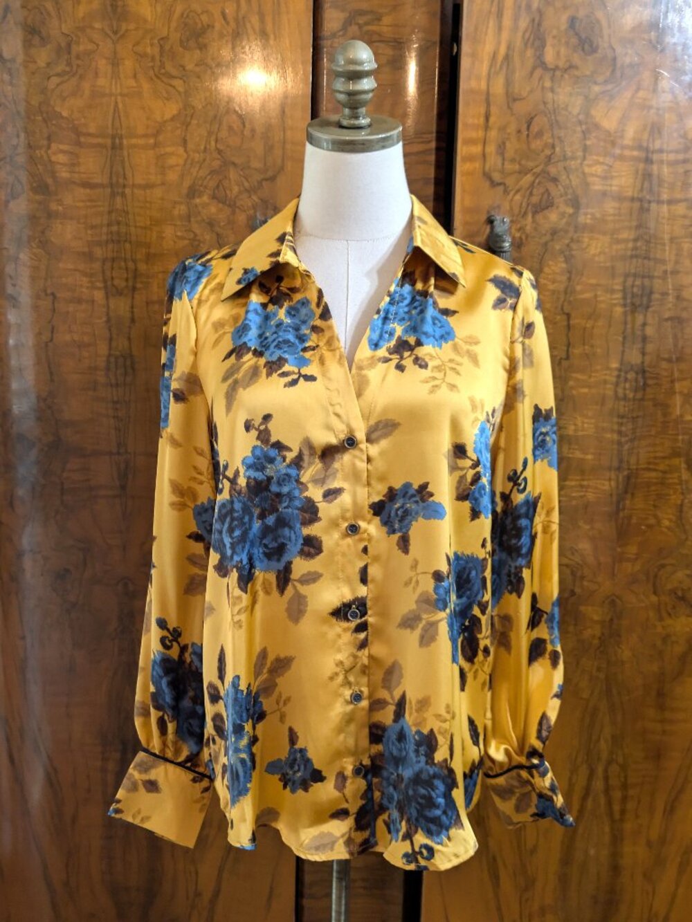 NWT Truth by Republic Yellow Blue Bold Flower Silky Top Blouse M Preppy Academia